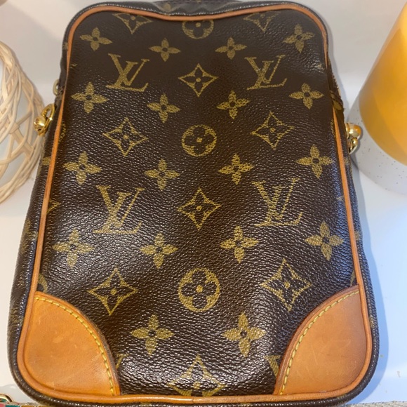 Authentic Louis Vuitton Amazone Monogram - Picture 5 of 10